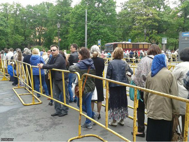 Православные выстроились в очередь, чтобы поклониться деснице Святого Георгия (фото, видео)
