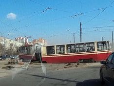 В Петербурге трамвай на полном ходу вылетел под проезжающие машины (фото)