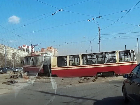 Трамвай сошел с рельсов в Петербурге. Видео