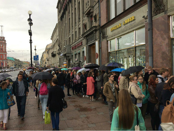 На Невском проспекте собралась внушительная очередь из музыкальных фанатов