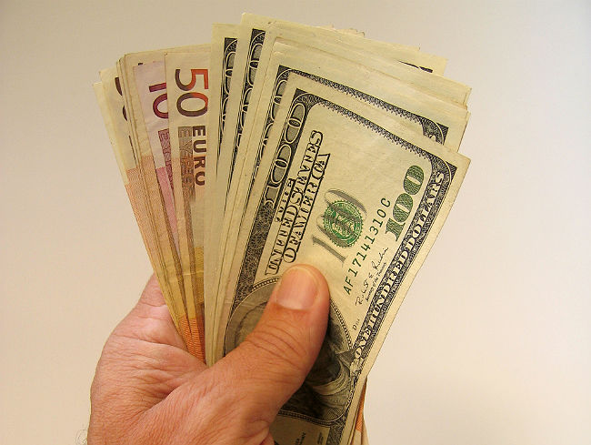 Курс доллара опустился ниже 76 рублей на открытии биржевых торгов