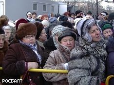 Верующие встали в очередь за здоровьем Верующие встали в очередь за здоровьем
