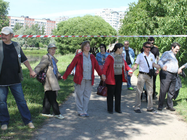 Более 500 жителей Ржевки вышли на защиту парка Малиновка, на месте которого хотят построить очередной храм (фото)