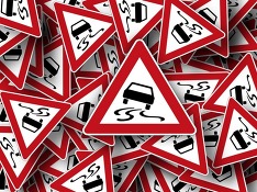 В Комарово ВАЗ врезался в дерево и загорелся: два человека погибли, двое в больнице