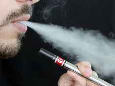 Правительство одобрило запрет на электронные сигареты в общественных местах