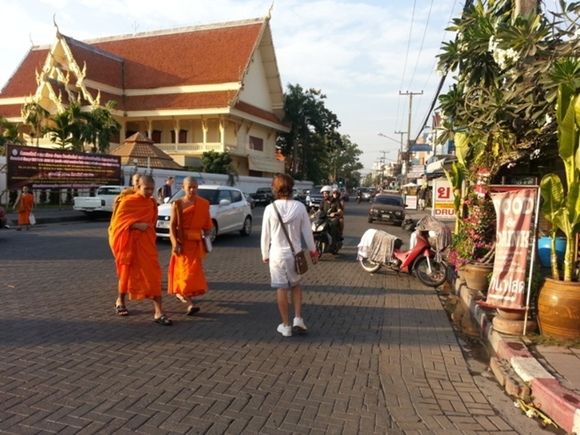 В Таиланде случилось столкновение милиции с буддийскими монахами у храма
