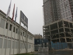 Гостиница (слева) для рабочих.