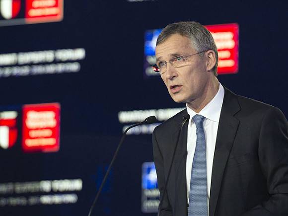Глава НАТО призвал президента США «противостоять России»