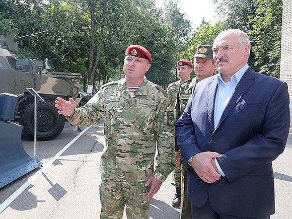 Накануне выборов Лукашенко встречается и с самыми надежными «избирателями» — военнослужащими внутренних войск.