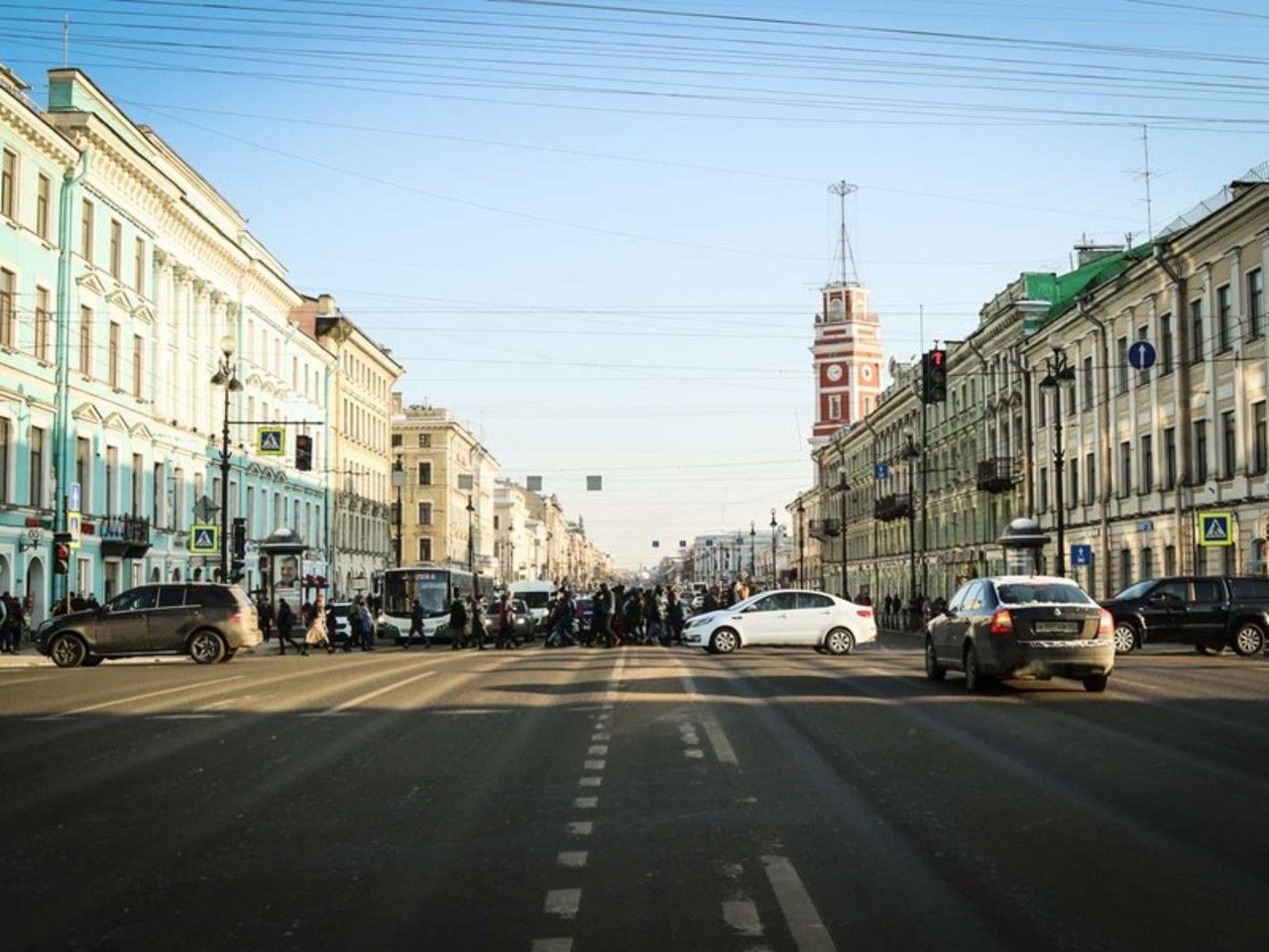 Петербург плюс. Невский 42. Невский 42-44. Переход от Невского проспекта на гостинку. Переход с Невского на гостинку фото.