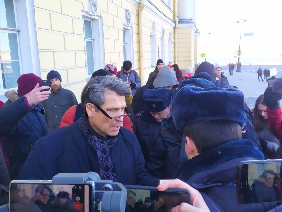 В Петербурге на акции против поправок в Конституцию начались задержания