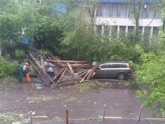 Москвичей предупредили о грозах с дождем и сильным ветром до утра среды