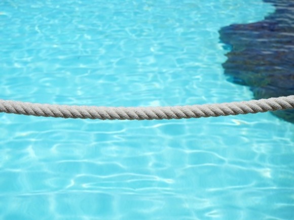 На Камчатке ребенок прыгнул в бассейн гостиницы и обварился