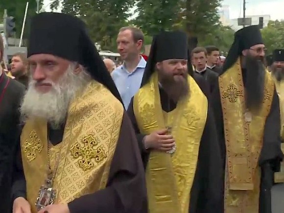 Зеленский официально старается не оказывать предпочтения ни одной из православных церквей Украины.