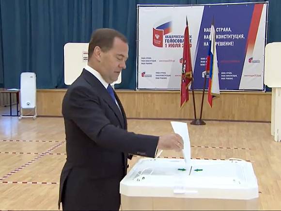 Щедрое предложение Медведева продиктовано предстоящими выборами.