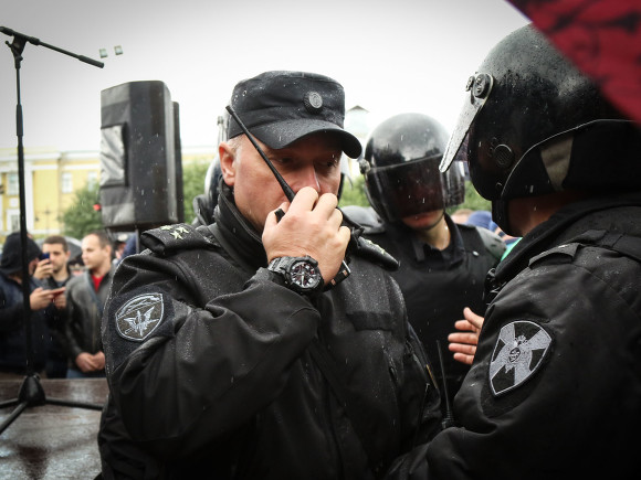 В Петербурге полицейские из-за мер против коронавируса задержали участника одиночного пикета