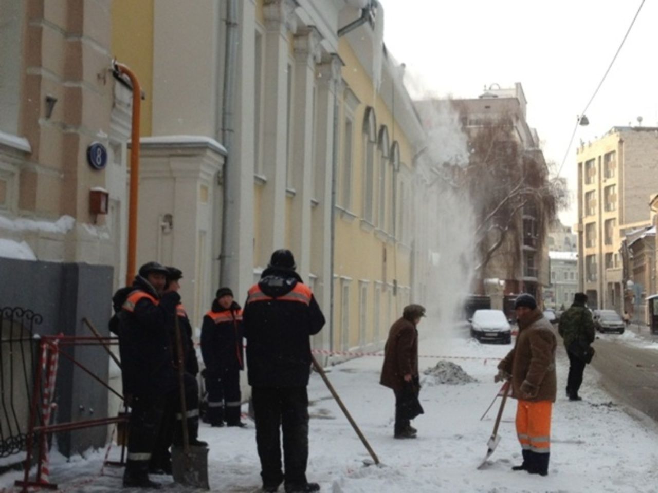 Москву не убирают. Снег в Москве. Уборка снега с крыш. Чистильщики московских улиц. Москва снег люди.