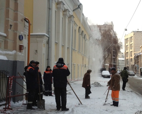 В России предупредили о рисках обрушения крыш зданий в пяти федеральных округах из-за снегопадов