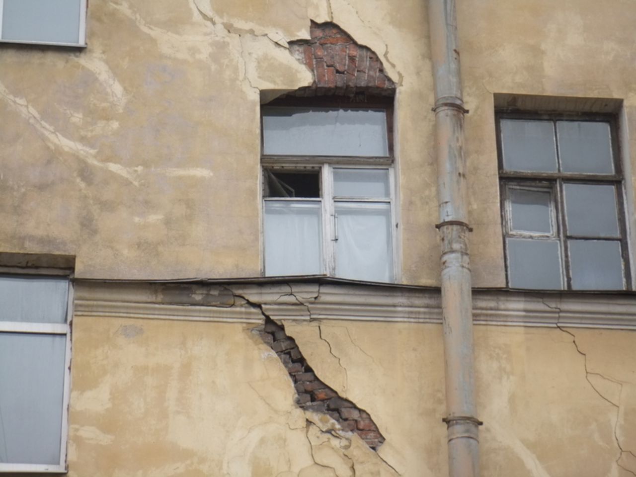 Трещина на фасаде дома