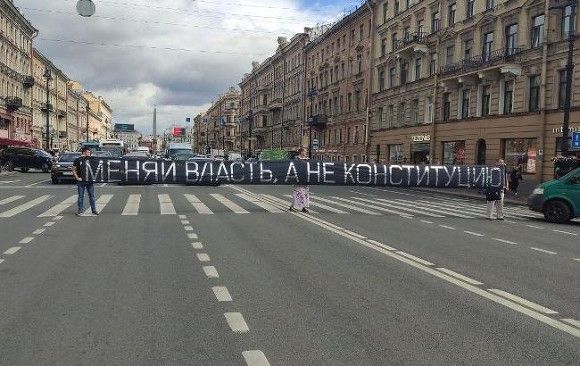 Петербуржца отправили под арест за перекрытие Невского проспекта с протестным баннером (фото)