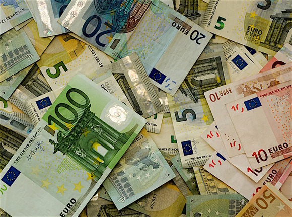 Центробанк резко повысил курсы евро и доллара