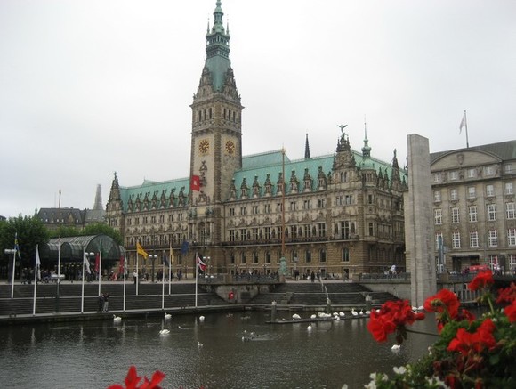 Неизвестные забросали банками с белой, красной и синей краской генконсульство Польши в Гамбурге