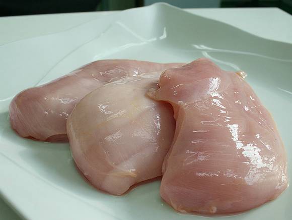Ученые: Мыть курицу перед приготовлением нельзя