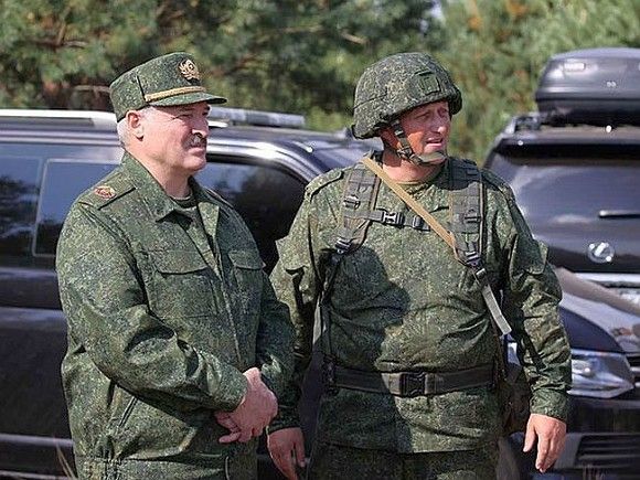 Не секрет, что Лукашенко обожает камуфляж и людей в такой одежде.