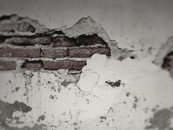 Упавший кусок фасада петербургского дома чуть не убил девушку — она в больнице