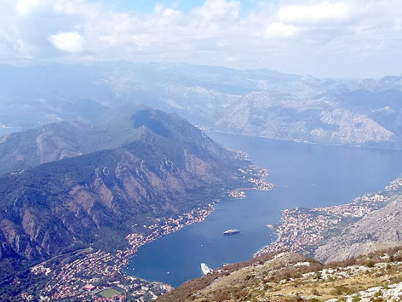 Туристам из Европы также не рекомендовано посещать Черногорию из-за высокого уровня заболеваемости COVID-19.