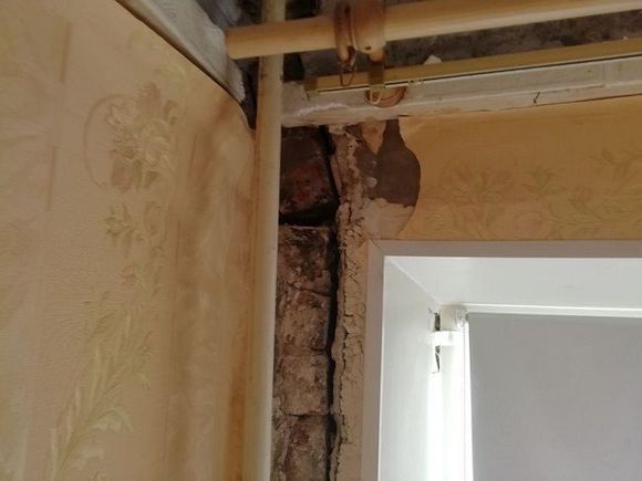 В Петербурге во время ремонта в квартире обрушился потолок (фото)