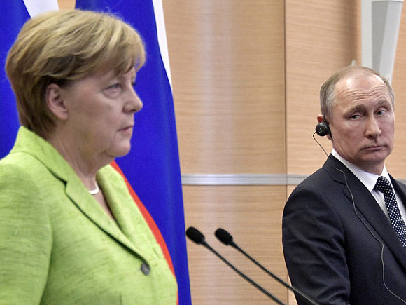 Меркель потребовала от Путина отказаться от усиления войск у границ Украины