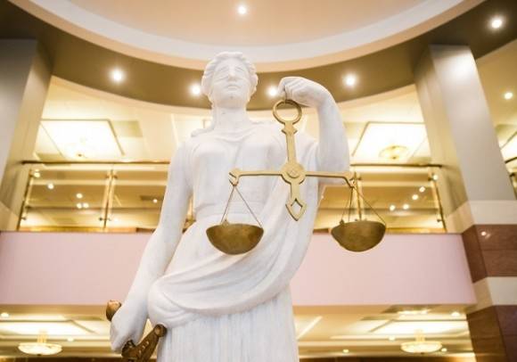 «Коммерсант»: Суд отменил решение о розыске и заочном аресте ушедшего на СВО подсудимого
