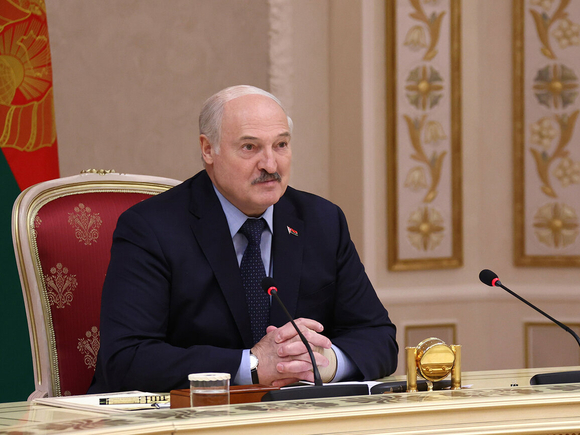 Лукашенко заявил о начале перемещения ядерного оружия РФ на территорию Белоруссии
