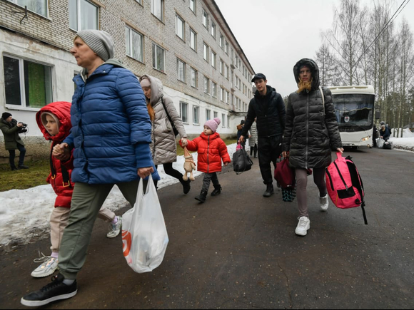 Минтруд предложил доплачивать работодателям за наем украинских беженцев