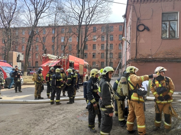 ТАСС: Пожар в хостеле рядом с загоревшимся зданием «Невской мануфактуры» потушили