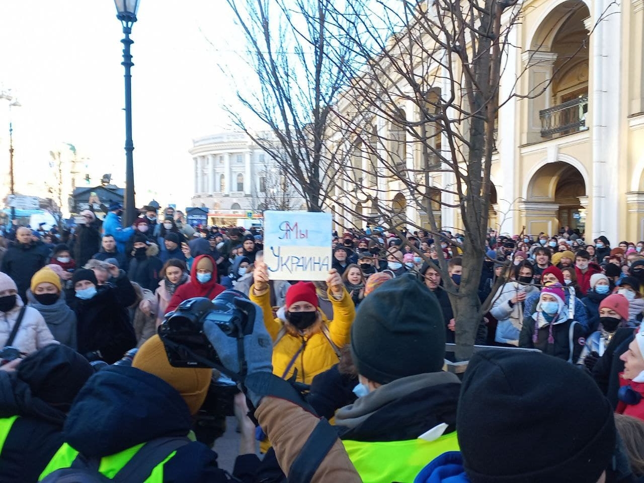 Весело сегодня в москве украина. Митинг в СПБ сейчас. Массовые протесты в России. Протесты в Петербурге. Митинг в поддержку Украины в Москве.