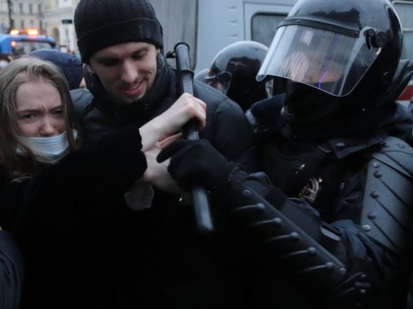 «Он защищал наше право не быть избитым»: россияне вступились за чеченца, подравшегося с силовиками на митинге