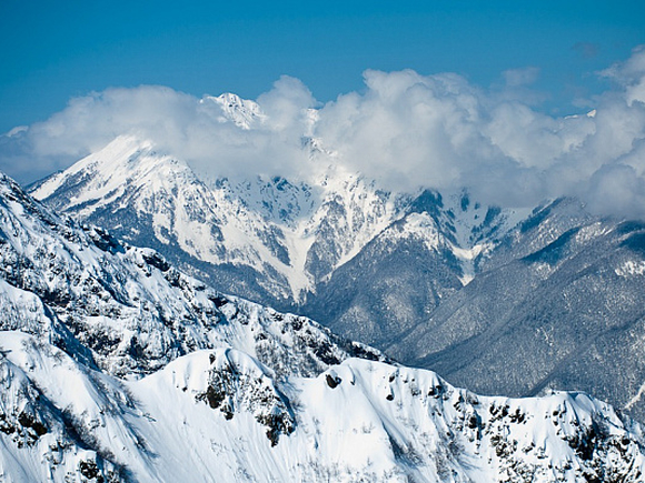 На горнолыжной трассе в Сочи лыжник упал в сугроб и умер