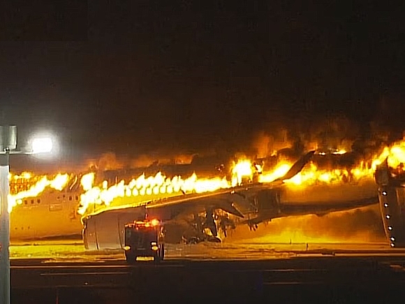 Экипаж погиб, лайнер выгорел полностью: в аэропорту Токио столкнулись два самолета (видео)