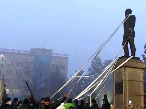 Символ евразийства — статуя Назарбаева — через минуты падет.