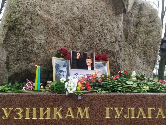 В Петербурге в окружении силовиков проходит акция памяти Бориса Немцова (фото)