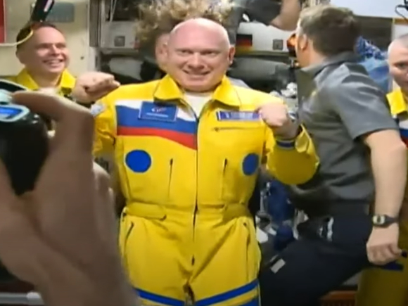 Роскосмосу пришлось оправдываться за «непатриотичные» цвета костюмов космонавтов