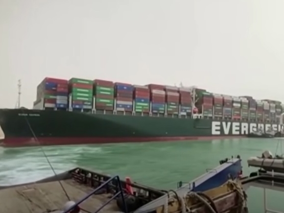 Европе грозит дефицит товаров из-за блокировки Суэцкого канала