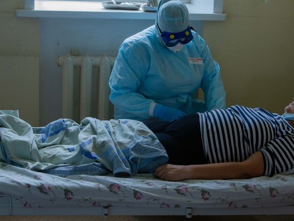 В России в новую волну коронавируса за сутки умерли 439 заболевших