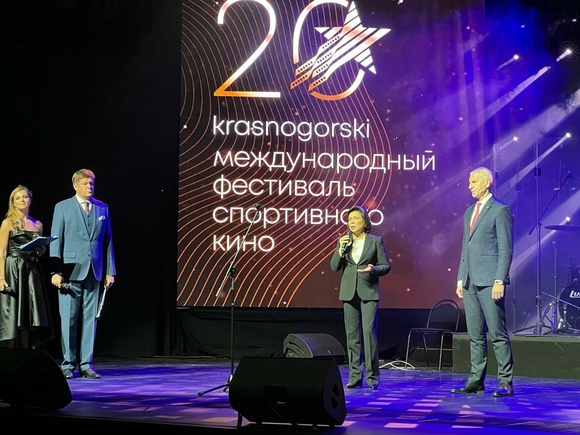The culmination of the last festival: presenter Dmitry Guberniev calls festival president Irina Rodnina and Sports Minister Oleg Matytsin to the stage to present awards. The culmination of the last festival: presenter Dmitry Guberniev calls festival president Irina Rodnina and Sports Minister Oleg Matytsin to the stage to present awards.