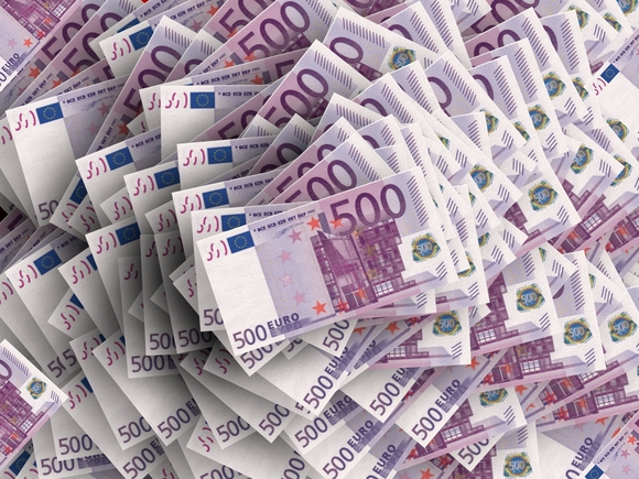 Курс евро поднялся выше 66 рублей впервые с июля