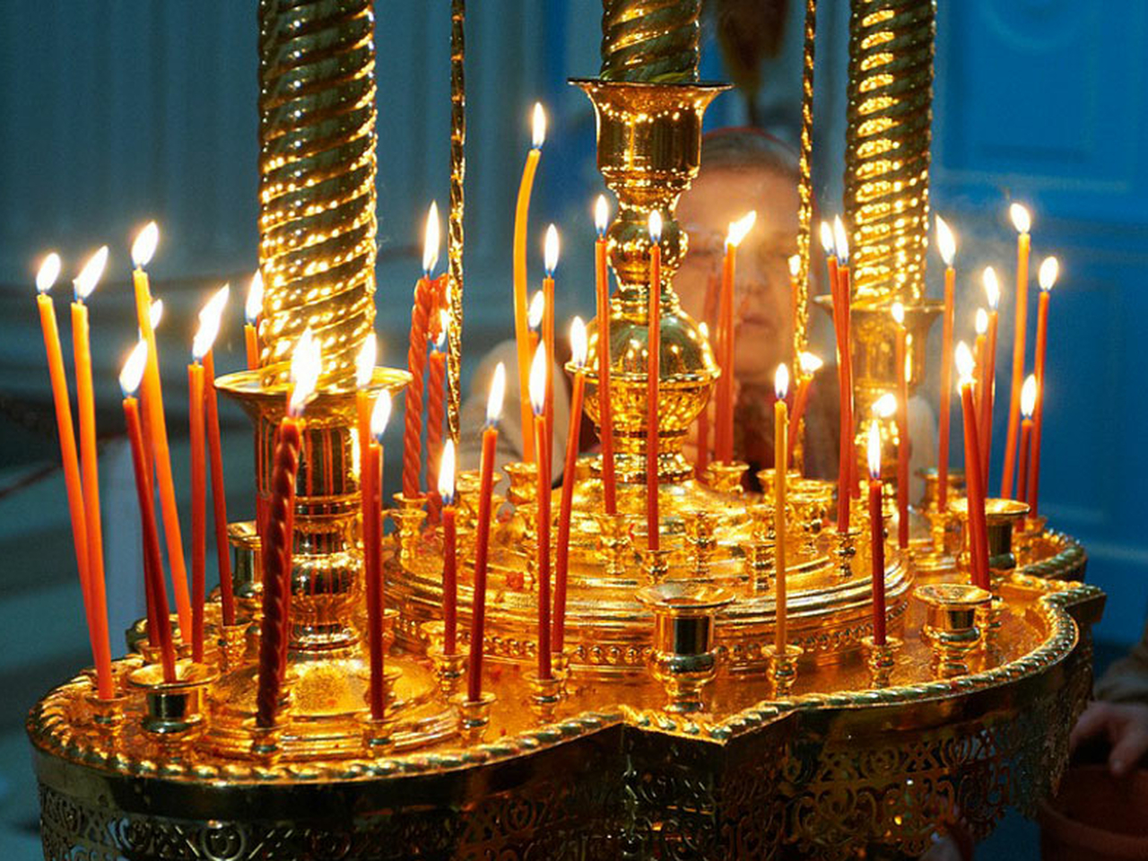 свечи горят в храме