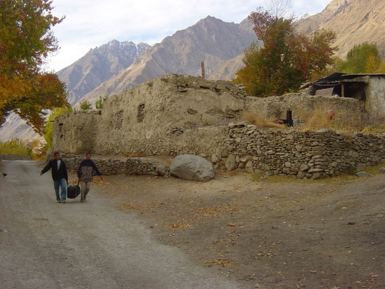 Бит в стиле кишлака. Село кишлак Таджикистан кишлак. Деревни и кишлаки в Таджикистане. Кишлаки на памире в Таджикистане. Таджикистан Душанбе кишлак.