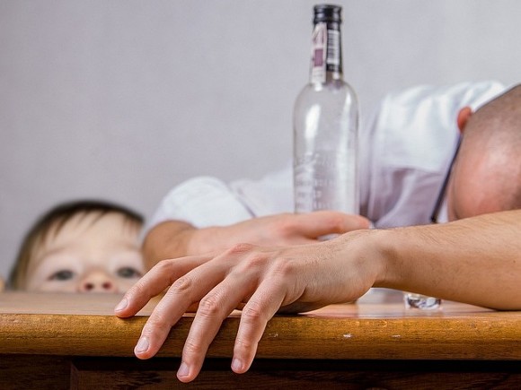 «Алкоголиков стало больше»: Росстат зафиксировал рост числа россиян с зависимостью